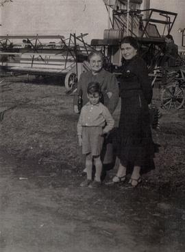 ITEM 0129 - 1939 – 12 de septiembre - Minna Hoffmann, Clara Pfleiderer y Ninno Strenitz en Exposición de la Sociedad Rural.